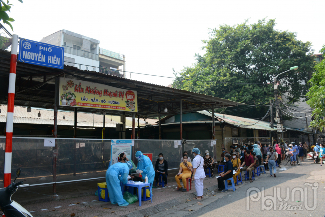 Phố Nguyễn Hiền, chợ Bách Khoa nơi tạm dừng hoạt động mua bán hơn 1 tháng nay.