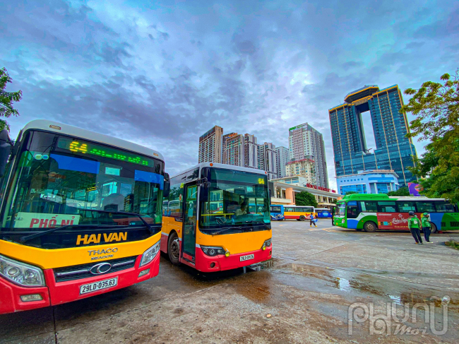   Cùng với đó là các hoạt động vận tải hành khách gồm xe buýt, xe taxi tại Hà Nội bắt đầu hoạt động trở lại sau gần 3 tháng tạm ngừng do dịch COVID-19.   