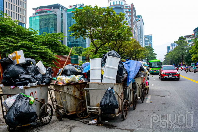 Các xe rác đầy ứ xếp lẫn chiếm hết làn đường xe máy, việc này dẫn đến nguy cơ tai nạn giao thông.