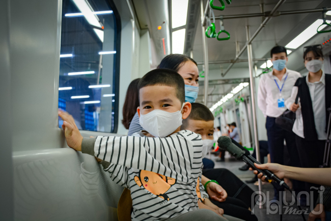 Nhiều trẻ em được cha mẹ cho đi tàu Cát Linh - Hà Đông trong ngày đầu tiên tuyến đường sắt này được khai thác vận hành.