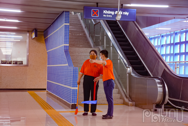 Nhân viên ga tàu dọn dẹp vệ sinh sạch sẽ đảm bảo cho ga tàu luôn sạch sẽ thoáng mát nhất.  Để lễ bàn giao đường sắt Cát Linh - Hà Đông diễn ra thành công các nhân viên trong dự án đã hoạt động liên tục thâu đêm đến sáng trong nhiều ngày qua.