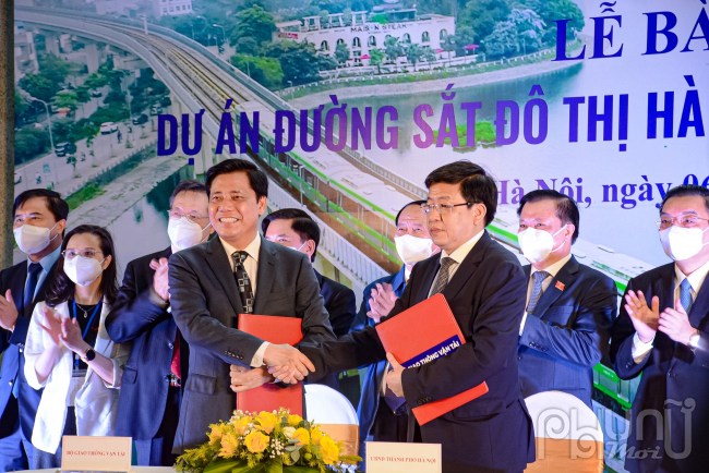 Phó Chủ tịch UBND Hà Nội Dương Đức Tuấn và Thứ trưởng Bộ GTVT Nguyễn Ngọc Đông ký kết văn bản bàn giao tuyến đường sắt đô thị Cát Linh - Hà Đông. 