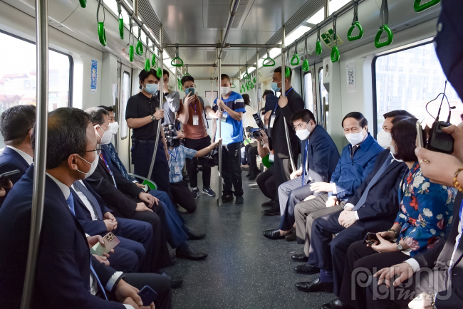 Các vị lãnh đạo cùng khách mời trải nghiệm tàu điện Cát Linh - Hà Đông chuyến đầu tiên sau khi kết thúc lễ bàn giao. 