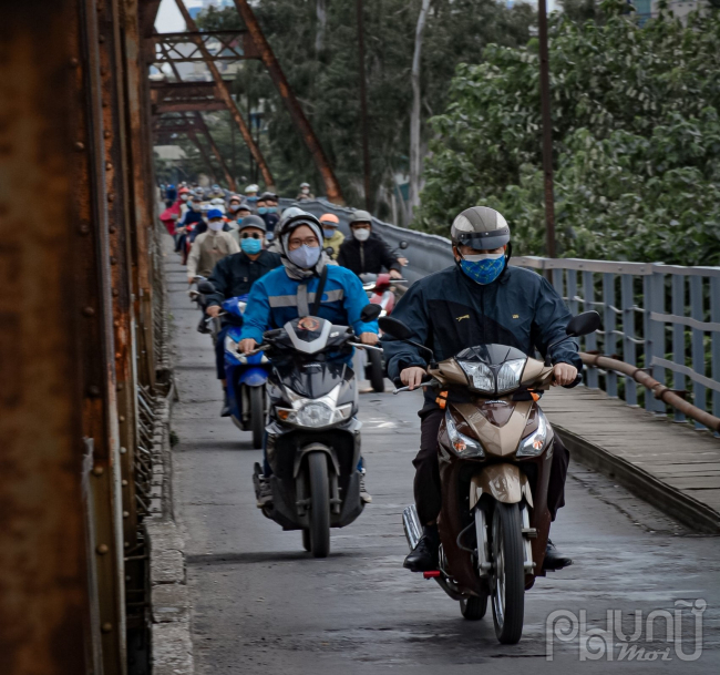 Ghi nhận trong ngày 8/11, không khí lạnh tràn về người dân Hà Nội đã áo ấm ra đường. Người dân cảm nhận rõ cái lạnh khi lưu thông qua cầu Long Biên.
