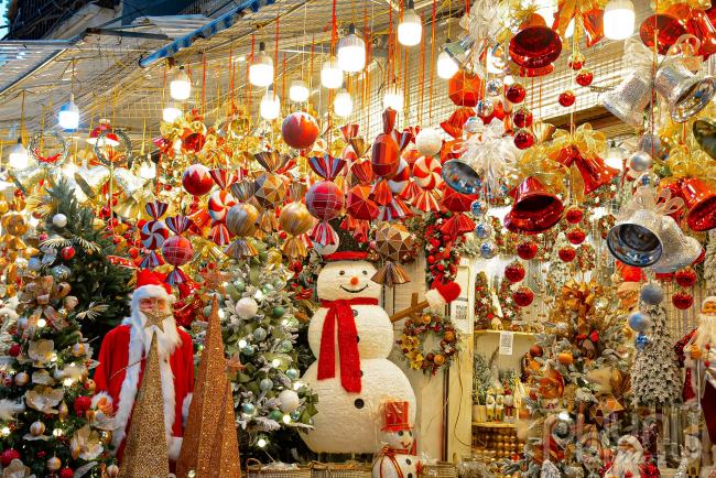 Rất nhiều món đồ được bán tại các cửa hàng phục vụ cho mùa Noel