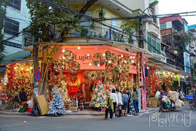 Những đồ trang trí Giáng sinh khiến con phố Hàng Mã thêm lung linh sắc màu hơn thường ngày.
