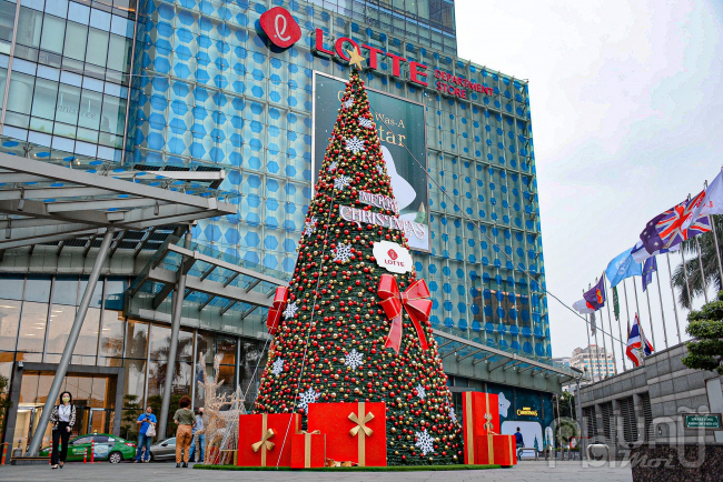 Ở một số trung tâm thương mại cũng đã bắt đầu trang trí, dựng cây thông Noel để làm điểm check in cho mọi người.