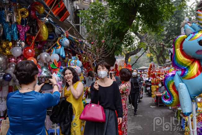 Bên cạnh những người có nhu cầu mua sắm thì nhiều người mặc đẹp đến  chụp ảnh tại khu phố Hàng Mã 