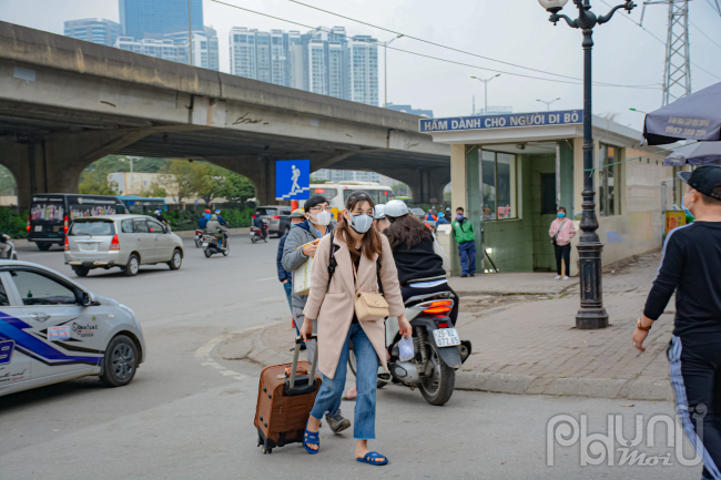 26 Tết, bến xe Hà Nội vẫn vắng vẻ, nhà xe kiên nhẫn chờ khách về quê