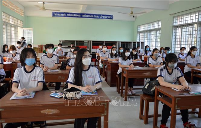 Học sinh lớp 12 Trường Trung học Phổ thông Đỗ Công Tường (thành phố Cao Lãnh, tỉnh Đồng Tháp) đến trường học trực tiếp. Ảnh: Nhựt An/TTXVN