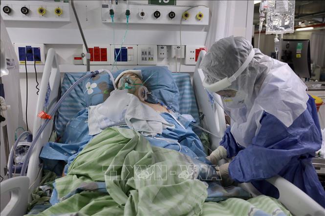 Nhân viên y tế điều trị cho bệnh nhân COVID-19 tại bệnh viện ở Petah Tikva, Israel, ngày 1/2/2022. Ảnh minh họa: THX/TTXVN