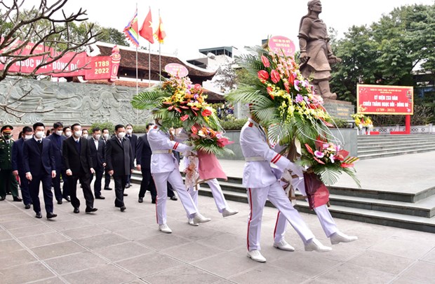 Bí thư Thành ủy Hà Nội Đinh Tiến Dũng và các lãnh đạo thành phố Hà Nội làm lễ dâng hoa, dâng hương nhân kỷ niệm 233 năm chiến thắng Ngọc Hồi-Đống Đa. (Nguồn: hanoimoi.com.vn)