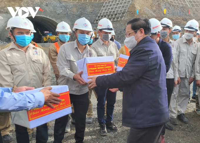 Thủ tướng Phạm Minh Chính chúc Tết cán bộ kỹ sư, công nhân, người lao động làm việc xuyên Tết