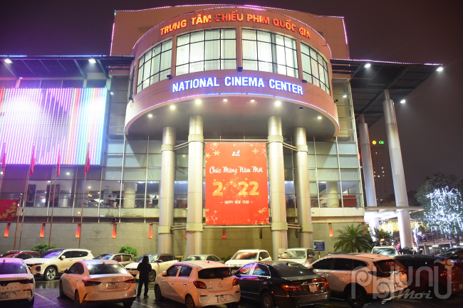 Ngày 10/2, các rạp chiếu phim ở Hà Nội chính thức được sáng đèn hoạt động trở lại sau 9 tháng tạm ngưng chống dịch Covid-19. Ảnh chụp tại Trung tâm chiếu phim Quốc Gia lúc 20 giờ tối.