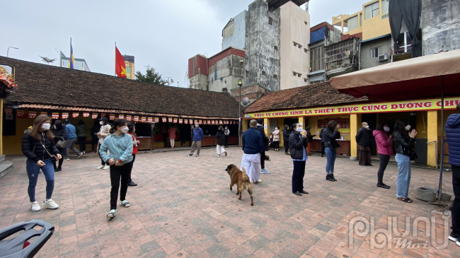Người dân đi lễ tại chùa Phúc Khánh vào đầu giờ chiều ngày 15/2.
