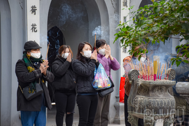 Người dân đi lễ chùa Hà (Hà Nội) trong  rằm tháng Riêng 