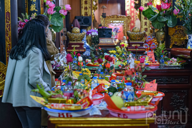 Mọi người đến chùa Hà đều mang những bó hồng dâng lễ. Lễ vật cầu duyên bao gồm vàng, hương… và không thể thiếu hoa hồng – loài hoa tượng trưng cho tình yêu đôi lứa.