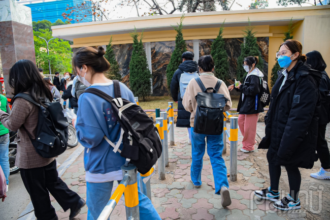Rào chắn thiết kế so le 3 lớp chặn xe máy nhưng khá hẹp gây khó khăn cho người đi trên vỉa hè.