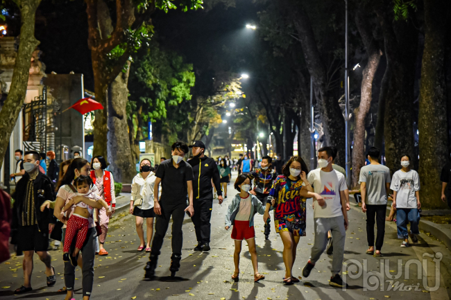 Càng về đêm muộn lượng người đổ vào phố đi bộ ngày một đông gồm cả trẻ nhỏ, gia đình, những người tập thể dục.