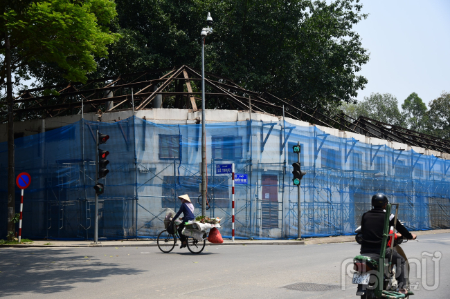Toà nhà 4 mặt phố, địa chỉ tại 61 Trần Phú, cách Quảng trường Ba Đình lịch sử vài trăm mét đang dựng giàn giáo xung quanh để tháo dỡ thi công. 
