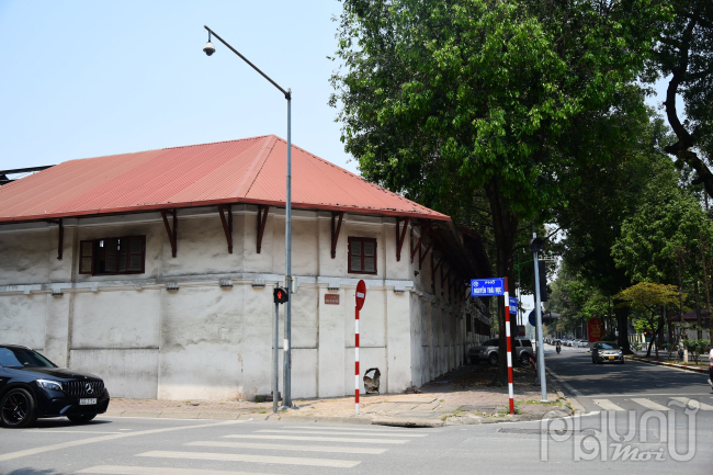 Dãy nhà duy nhất chưa bị phá bỏ nằm trên mặt phố Hùng Vương cắt giao với đường Nguyễn Thái Học.