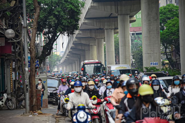 Trục đường Cầu Giấy lượng người và phương tiện tham gia giao thông quá tải gây ra ùn tắc kéo dài đến hơn 1 km.