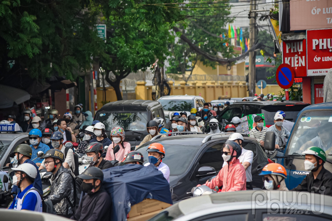 Dịch bệnh Covid-19 hạ nhiệt, nhiều tuyến đường tại Hà Nội ùn tắc kéo dài