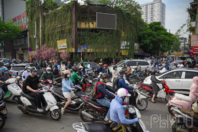 Ùn tắc tại nút giao thông Nguyễn Khang giao với đường Quan Nhân, Giáp Nhất và đường Láng vì đoạn đường gần bờ sông Tô Lịch khá chật hẹp và không có đèn tín hiệu giao thông.