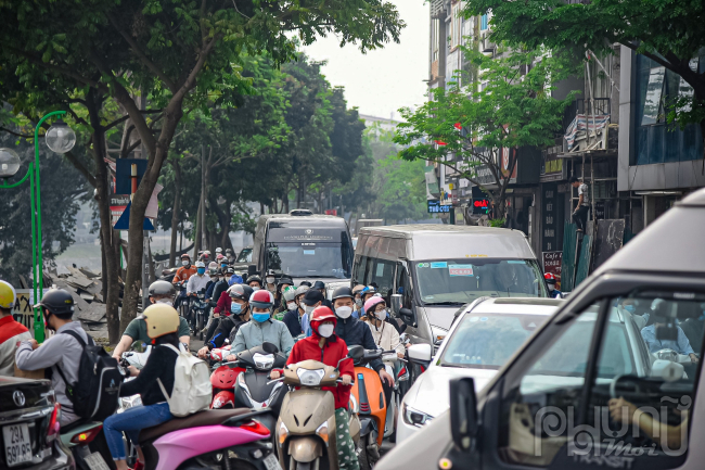 Dịch bệnh Covid-19 hạ nhiệt, nhiều tuyến đường tại Hà Nội ùn tắc kéo dài