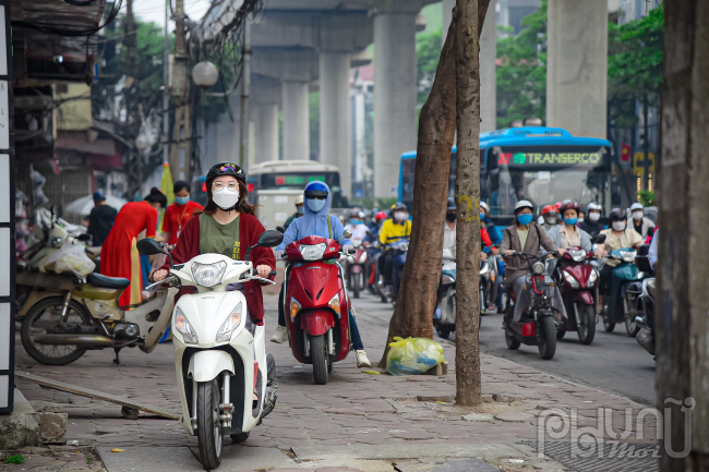 Tình trạng này không còn xa lạ mỗi khi tắc đường tại Hà Nội.