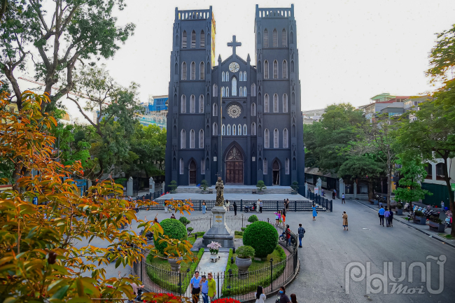 Nhà Thờ Lớn (Nhà thờ chính tòa Hà Nội) là một trong những công trình kiến trúc phương Tây đầu tiên và là nhà thờ Thiên chúa giáo lâu đời nhất Hà Nội. 