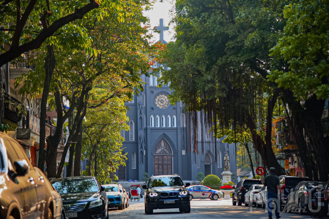 Không chỉ là nơi sinh hoạt tín ngưỡng tôn giáo, Nhà thờ Lớn còn được xem như một địa điểm du lịch nổi tiếng mà các du khách trong và ngoài nước đến Thủ đô đều ghé tham quan, nơi đây còn gắn liền với vô vàn kỷ niệm của người dân Hà Nội.