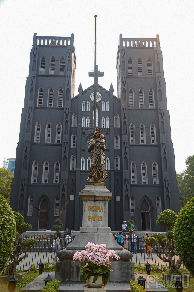 Kiến trúc Nhà thờ Lớn Hà Nội mang đặc trưng phong cách kiến trúc Gothic trung cổ Châu Âu, làm theo mẫu của Nhà thờ Đức Bà Paris với những mái vòm uốn cong và rộng hướng lên bầu trời.