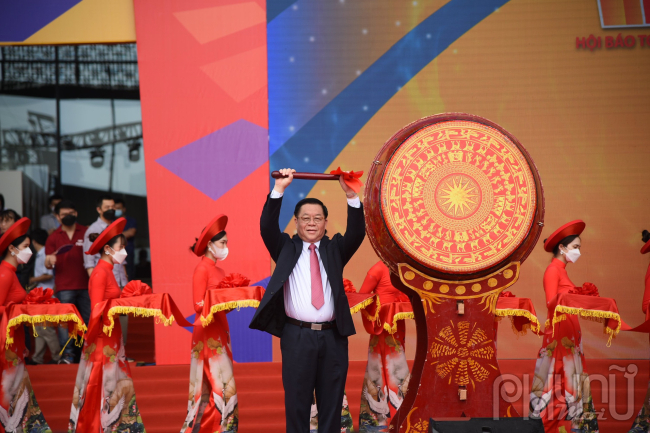 Trưởng ban Tuyên giáo Trung ương Nguyễn Trọng Nghĩa đánh trống khai mạc hội báo toàn quốc 2022. 