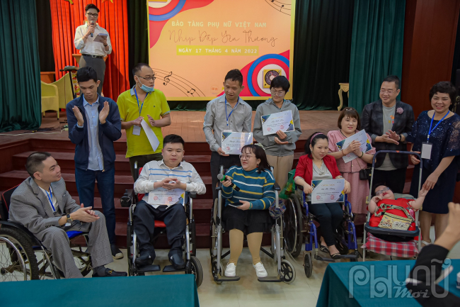  Anh Nguyễn Anh Dũng trao bằng chứng nhận cùng với phần quà cho các học viên của dự án Handycap.