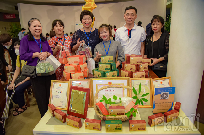 Những vị khách mua sản phẩm trà tại quầy của hợp tác xã Tâm Ngọc.