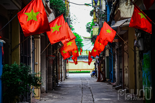 Từ khắp các phố lớn đến từng con ngõ nhỏ, cờ đỏ sao vàng tung bay trong gió chào mừng 47 năm ngày Giải phóng miền Nam thống nhất đất nước và ngày quốc tế lao động.