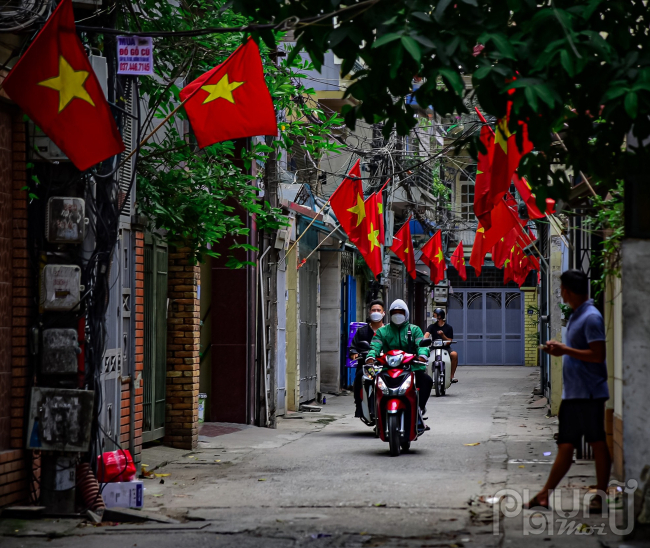 Việc treo cờ vào mỗi ngày lễ lớn của Tổ quốc đã trở thành thói quen trong mỗi nếp nhà của người Việt