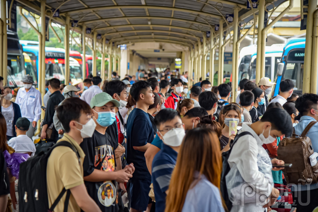 Ghi nhận PV tại bến xe Giáp Bát vào chiều ngày 29/4, lượng người dân đổ đến các bến xe ở Thủ đô để về quê nghỉ lễ trong dịp 30/4-1/5 đông lên gấp nhiều lần so với ngày thường.
