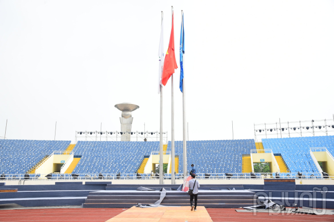 Khu vự ngọn đuốc SEA Games 31 được 8 VĐV truyền tay nhau và thắp lên đài lửa báo hiệu SEA Games 31 chính thức khởi tranh tại Việt Nam.