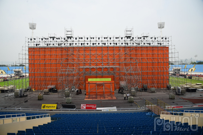 Sân khấu phía khu vực khán đài B của sân vận động đã hoàn thiện lắp đặt.