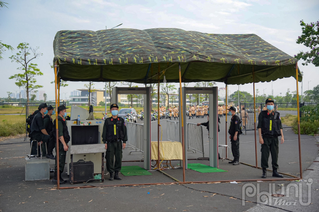 Một đơn vị được bố trí phía trong cổng sân vận động, kiểm tra từng người qua lại và các đồ dùng cá nhân