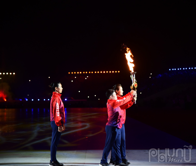 Các vận động viên trao ngọn lửa thiêng của SEA Games 31.