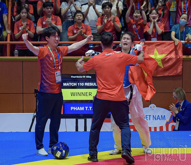 Phạm Thị Thu Hiền rơi nước mắt ăn mừng sau khi thắng đội tuyển Thái Lan giành Huy chương Vàng.
