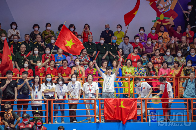 Khán giả tại nhà thi đấu Hồ Tây vui mừng cổ vũ cho nữ tuyển thủ Phạm Thị Thu Hiền.
