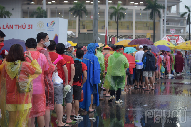Mỹ Đình mưa lớn vẫn không ngăn được biển người hâm mộ ra sân cổ vũ tuyển Việt Nam