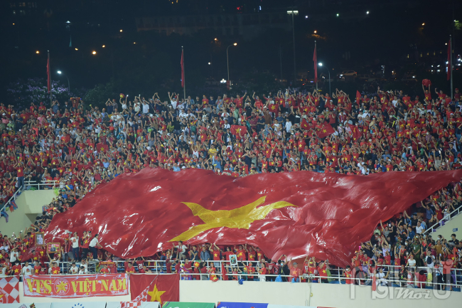 Người hâm mộ trong sân vân động Mỹ Đình ăn mừng U23 Việt Nam giành thắng lợi trước U23 Thái Lan 1-0 với bàn thắng duy nhất của tiền đạo Nhâm Mạnh Dũng.