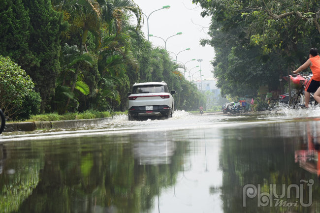 Tạnh mưa, khu chung cư ở Hà Nội vẫn ngập nước, trẻ phải đến trường bằng chậu
