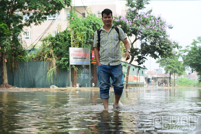 Khu vực ngã tư rẽ vào khu chung cư CT1 thuộc khu đô thị Vân Canh (Hoài Đức, Hà Nội) vẫn trong tình trang nước ngập bao quanh.