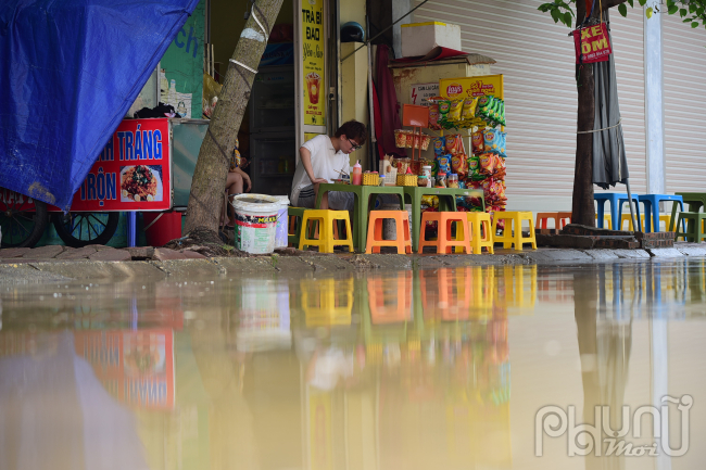 Tạnh mưa, khu chung cư ở Hà Nội vẫn ngập nước, trẻ phải đến trường bằng chậu